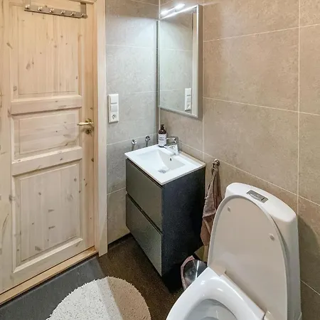 3 Bedroom Gorgeous In Dom wakacyjny Treungen